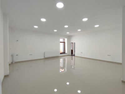 Spatiu comercial cu 2 incaperi | Tavan Inalt | Finisat | Ultracentral